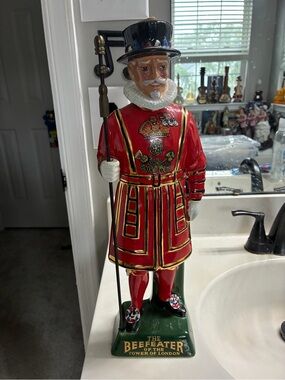 Beefeater of the Tower of London Ceramic Figurine - Red & Green